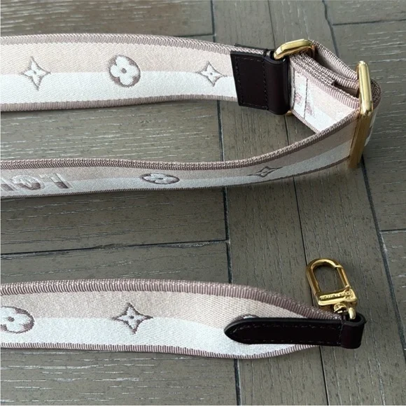 LOUIS VUITTON
Jacquard Speedy Bandouliere 20
Shoulder Strap Beige Brown - Picture 6 of 6